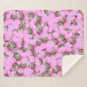 Cute Cat in een roze Pet Patroon Random Sherpa Deken (Voorkant (horizontaal))