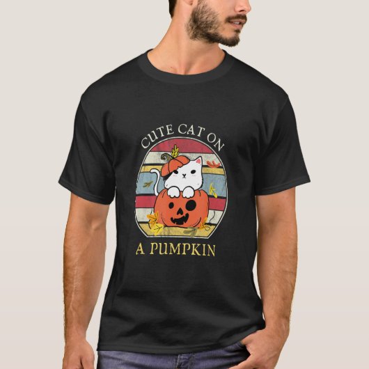 Cute Cat on a Pumpkin T-shirt (Voorkant)