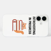 Cute Cat on Books "Introvert in Progress" Case-Mate iPhone Case (Achterkant (horizontaal))