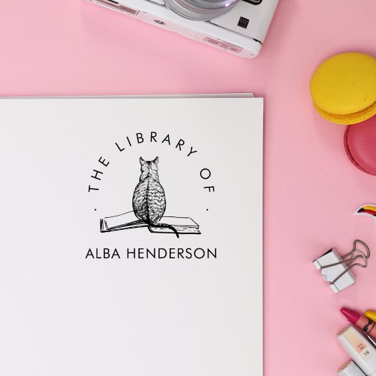Cute Cat on the Book Modern Library Zelfinktende Stempel