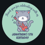 Cute Cat Play Guitar Kids Birthday Party Ronde Sticker<br><div class="desc">Een feestje voor kinderen,  jongens of meisjes die van dieren houden. Ideaal voor kinderen op verjaardagsfeestje,  feestvieren en dankjewel op het label. U kunt de tekst voor baby shower of andere gelegenheid en partij ook aanpassen.</div>