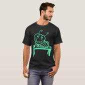 Cute Caterpillar Plays Keyboard Piano Keys Animal  T-shirt (Voorkant volledig)