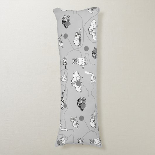 Cute Cats die spelen en het Naughty Pattern zijn Lichaamskussen (Voorkant Verticaal)