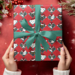Cute Cats in Santa Hats Kerstfeestdag Cadeaupapier<br><div class="desc">nieuw voor 2023,  een hedendaags geometrisch patroon met vertederende kattengezichten gekroond in kerstmutsen. Het decor is een klassiek diamantpatroon in  rode en groene tinten,  prachtig in aanvulling op de zwart-witte kattenillustraties. Ideaal voor het toevoegen van een vleugje vakantie charme aan uw geschenken.</div>
