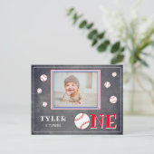 Cute Chalkboard Baseball Foto 1st Birthday Uitnodiging Briefkaart (Staand voorkant)