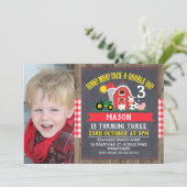 Cute Chalkboard Boerderij Photo Birthday Invitatio Kaart (Staand voorkant)