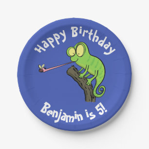 Cute chameleon die een bug cartoon vangt papieren bordje