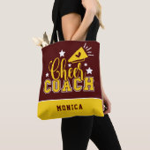 Cute Cheer Coach Persoonlijke maroon & geel Tote Bag (Dichtbij)