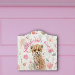Cute Cheetah Cub Pastel Waterverf Spring Flowers Deurbordjes<br><div class="desc">Dit schattige kinder kleuterkamerdeurbord is voorzien van een schattige baby Cheetah cub die tussen de waterverf pastelbloemen zit. Verander de gepersonaliseerde naam of schrap</div>