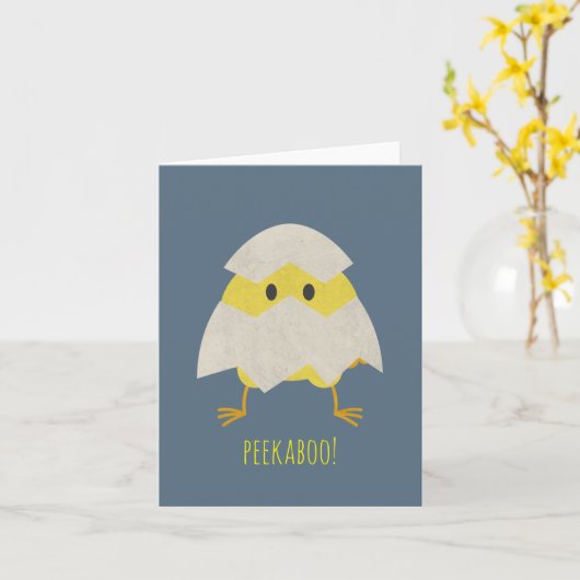 Cute Chick Peking Through a Cracked Kaart (Gele Bloem)