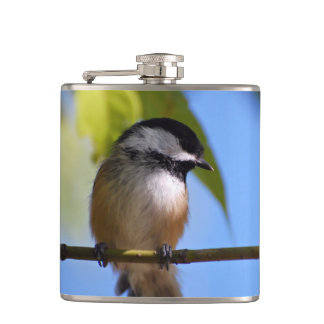 Cute Chickadee op een foto van een tak Heupfles