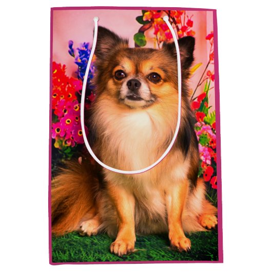 Cute Chihuahua Amid Spring Flowers Medium Cadeauzakje (Voorkant)