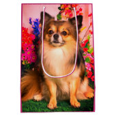 Cute Chihuahua Amid Spring Flowers Medium Cadeauzakje (Achterkant)