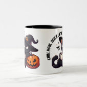 Cute chill Witch Cat & Pumpkin Halloween  Tweekleurige Koffiemok (Center)