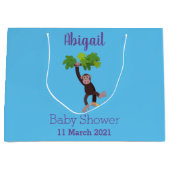 Cute chimpansee in oerwoud hangende cartoon groot cadeauzakje (Voorkant)