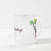 Cute chimpansee in oerwoud hangende cartoon matglas koffiemok (Voorkant rechts)