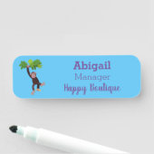 Cute chimpansee in oerwoud hangende cartoon naamplaatje (In situ)