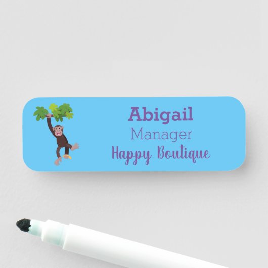 Cute chimpansee in oerwoud hangende cartoon naamplaatje (In situ)
