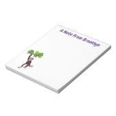 Cute chimpansee in oerwoud hangende cartoon notitieblok (Linkerzijde)