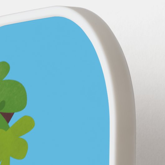 Cute chimpansee in oerwoud hangende cartoon pickleball paddle (Links Detail)