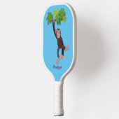 Cute chimpansee in oerwoud hangende cartoon pickleball paddle (Links)