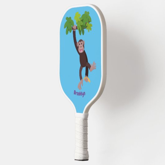 Cute chimpansee in oerwoud hangende cartoon pickleball paddle (Links)
