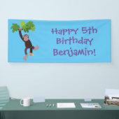 Cute chimpansee in oerwoud hangende cartoon spandoek (Beurs)