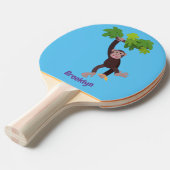 Cute chimpansee in oerwoud hangende cartoon tafeltennisbatje (Voorkant Gekanteld)