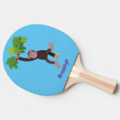 Cute chimpansee in oerwoud hangende cartoon tafeltennisbatje (Zijkant)