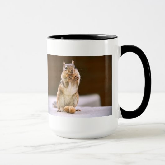 Cute Chipmunk Eating a Peanut Mok (Rechts)