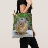 Cute Chipmunk heeft zijn oog op jou Tote Bag (Dichtbij)