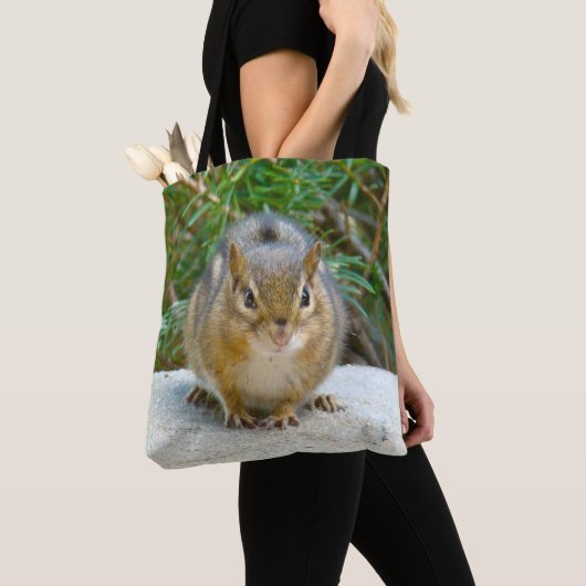 Cute Chipmunk heeft zijn oog op jou Tote Bag (Dichtbij)