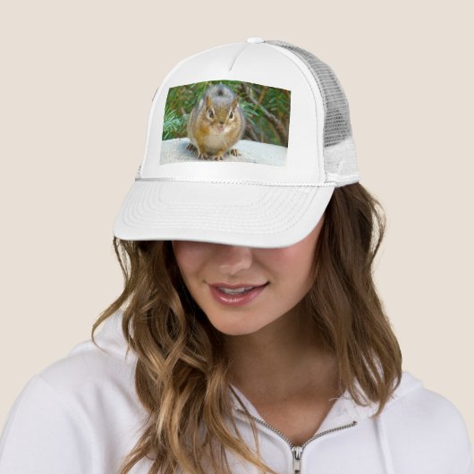 Cute Chipmunk heeft zijn oog op jou Trucker Pet (In situ)