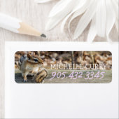 Cute Chipmunk Zitting op Wooden Rail in Forest Etiket (Insitu)