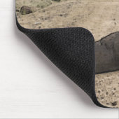 Cute Chocolate Lab Puppy op een bos spoor Muismat (Hoek)