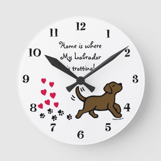 Cute Chocolate Labrador Trotting Clock Ronde Klok (Voorkant)