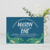 Cute Chomping Alligator Safari Birthday Party Invi Kaart (Staand voorkant)