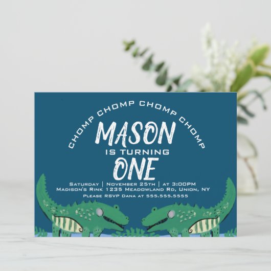 Cute Chomping Alligator Safari Birthday Party Invi Kaart (Staand voorkant)