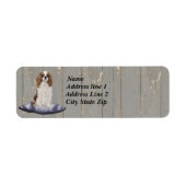 Cute Cocker Spaniel zit op een blauw kussen Etiket (Voorkant)