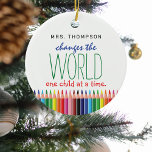 Cute Colored Pencil Quote Teachers Appreciation Keramisch Ornament<br><div class="desc">Laat de leraar van je kind weten hoeveel waardering ze hebben voor deze kleurrijke schattige leraar die kerst waardeert. Met gekleurde potloden verandert het citaat 'ADD NAME' de wereld van één kind per keer.</div>