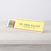 Cute Colorful Crayons Kindergarten Bureau Naambordje (Voorkant)