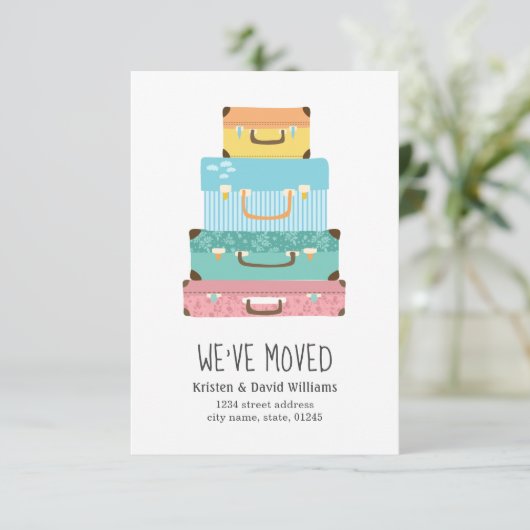 Cute Colorful Suitcase We hebben Moving Aankondiging (Staand voorkant)