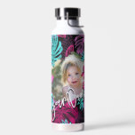 Cute Cool Tropical | Aangepaste foto- en scripttek Waterfles<br><div class="desc">Creëer uw eigen aangepaste foto- en Script-flesje met deze moderne en trendy sjabloon met uw gepersonaliseerde foto, een moderne kalligrafische tekst waarin u motivatie prijsopgave, kinder naam of aangepaste tekst kunt toevoegen en een coole hawaïaanse bladeren achtergrond in zwart, roze en blauw. Om het even welke kleur, om het even...</div>