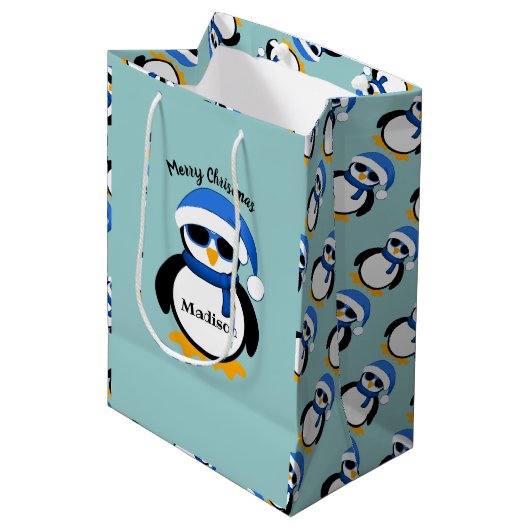 Cute coole pinguin Merry Kerstblauw Personaliseren Medium Cadeauzakje (Voorkant Gekanteld)