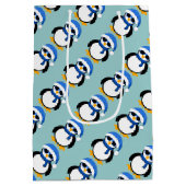 Cute coole pinguin Merry Kerstblauw Personaliseren Medium Cadeauzakje (Achterkant)