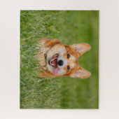 Cute Corgi die in de gras speelt Legpuzzel (Verticaal)