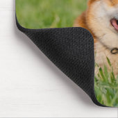 Cute Corgi die in de gras speelt Muismat (Hoek)