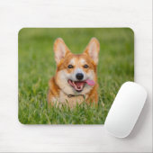 Cute Corgi die in de gras speelt Muismat (Met muis)