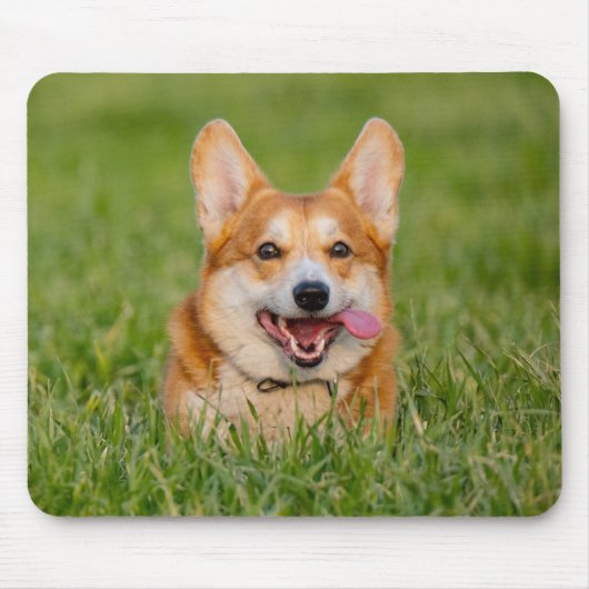 Cute Corgi die in de gras speelt Muismat (Voorkant)