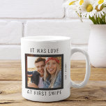 Cute Couple Photo Love First Swipe Tweekleurige Koffiemok<br><div class="desc">Maak uw speciale aandacht gedenkwaardig met deze opvallende 'Love at First Swipe' persoonlijke mok voor fotokoffie. Deze mok is perfect voor stellen die voor het eerst verbinding hebben gemaakt met een online datingsite. Ze toont een uniek design dat de speciale manier waarop jullie twee elkaar ontmoetten, viert. Show je liefde...</div>